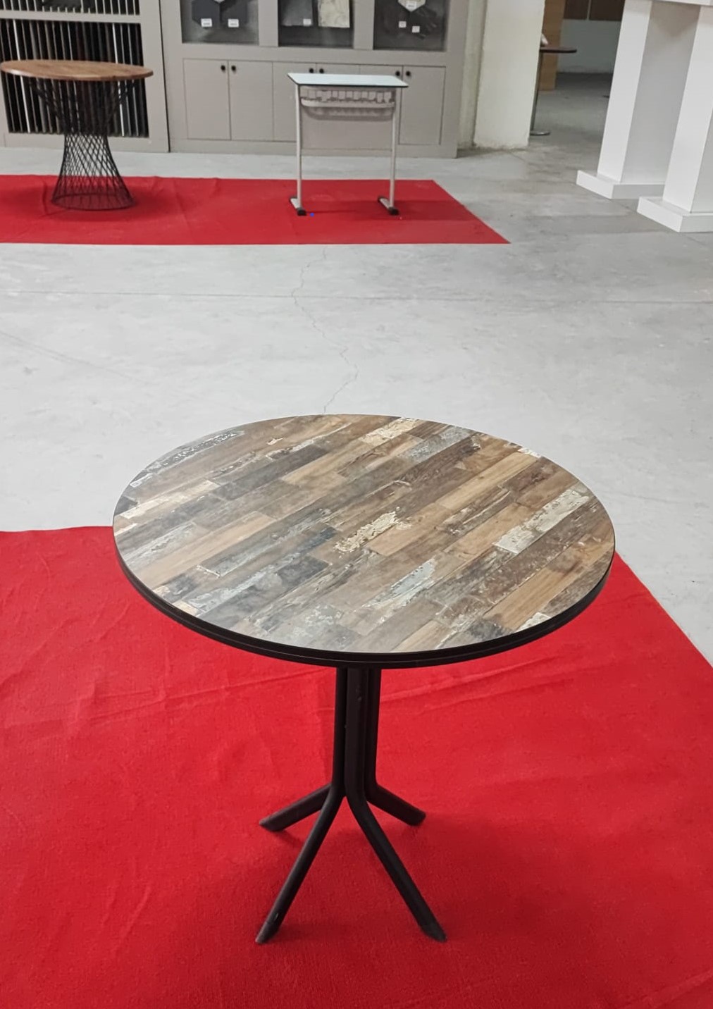 Suya, Çiziğe ve Darbeye Dayanıklı Kompakt Masa Tablası